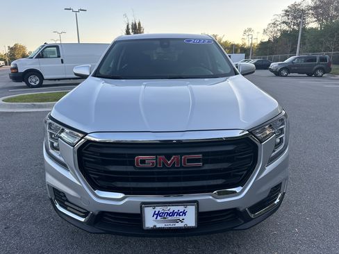 Used 2022 GMC Terrain SLE image 3