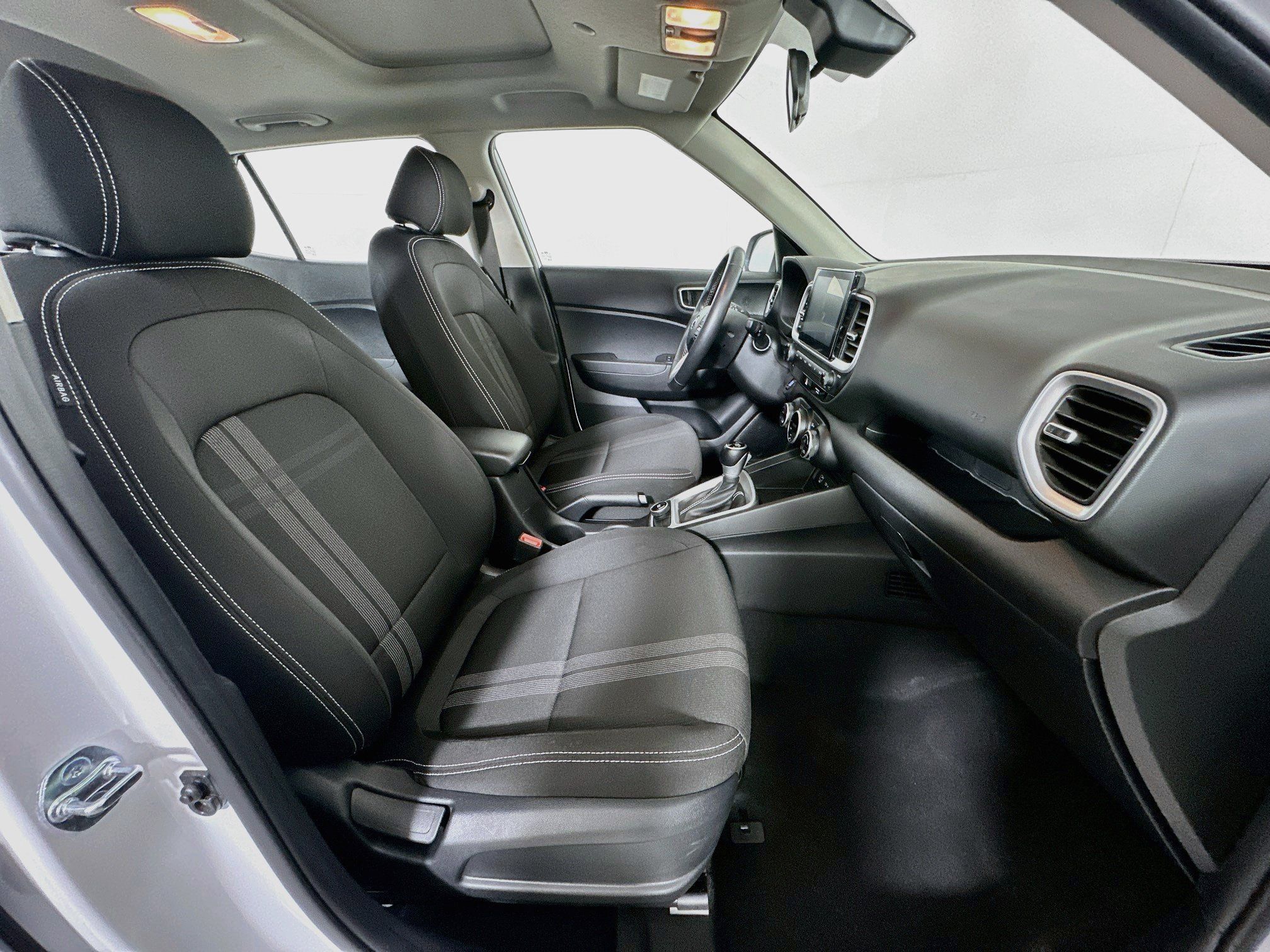 Used 2025 Hyundai Venue SEL FWD image 30