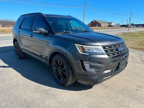 Used 2017 Ford Explorer XLT w/ Equipment Group 202A FWD image 5