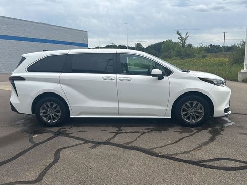 Used 2025 Toyota Sienna LE FWD image 6