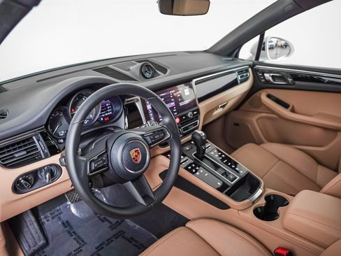 Used 2026 Porsche Macan AWD/4WD image 4