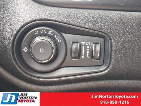 Used 2021 Jeep Renegade Latitude w/ Convenience Group AWD/4WD image 25