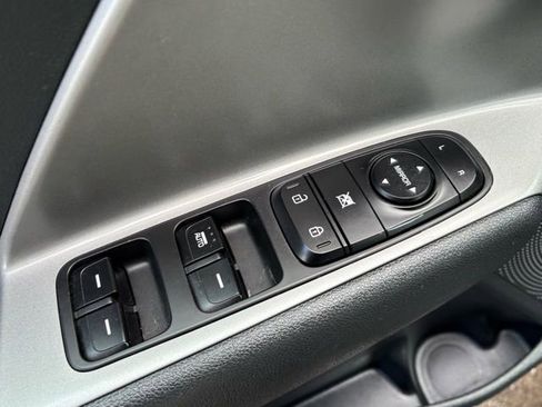 Used 2022 Kia Niro LX image 9