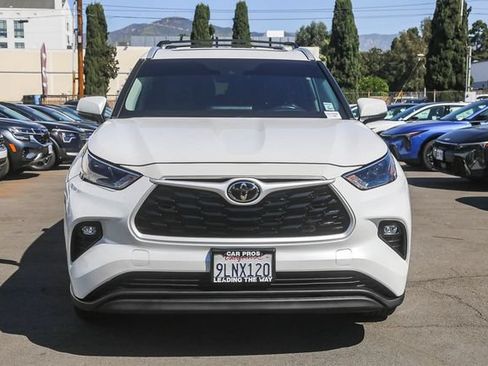 Used 2024 Toyota Highlander XLE FWD image 3
