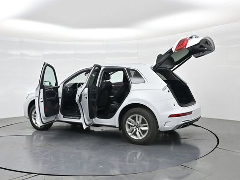 Used 2023 Audi Q5 2.0T Premium w/ Convenience Package AWD/4WD image 3