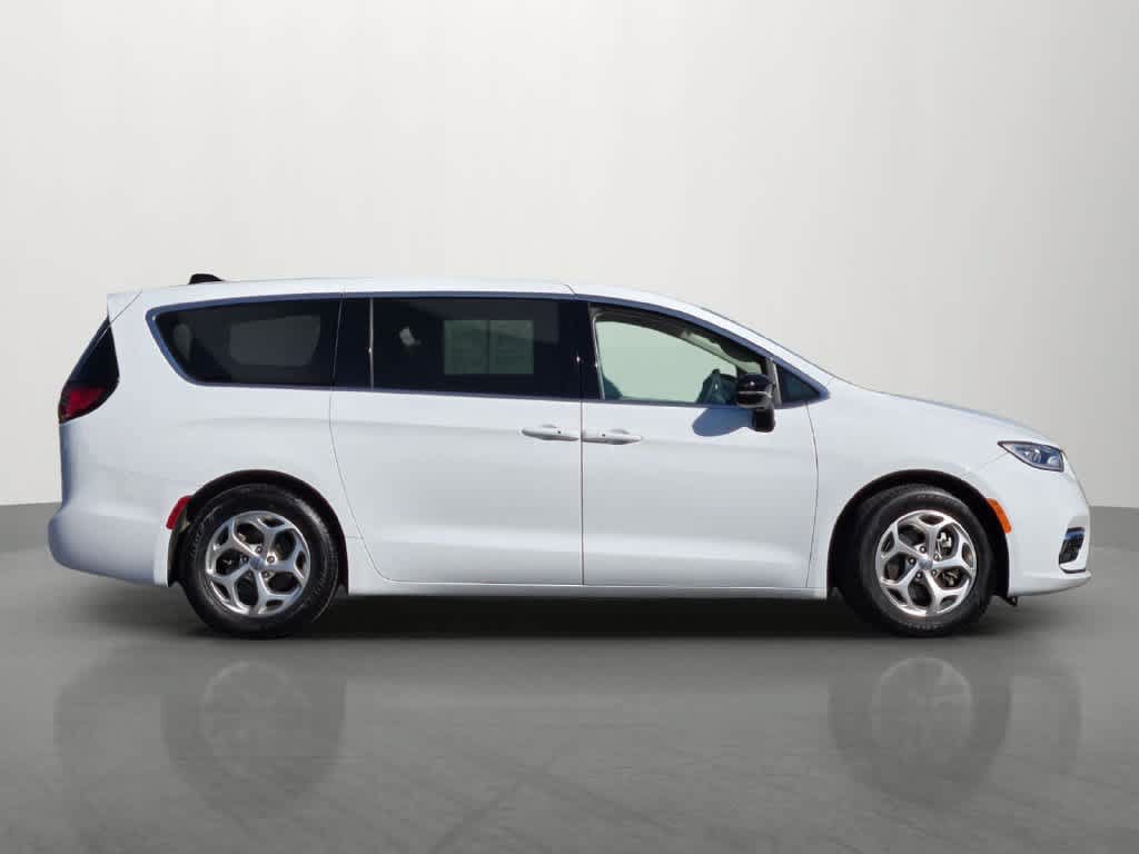 Used 2024 Chrysler Pacifica Limited FWD image 6
