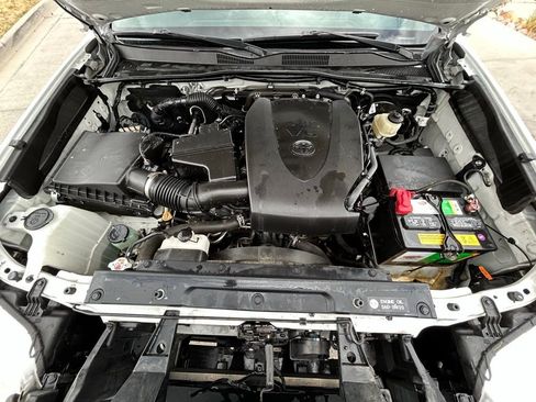 Used 2018 Toyota Tacoma TRD Sport w/ TRD Premium Sport Package AWD/4WD image 32