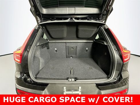 Used 2025 Volvo XC40 B5 Plus image 31