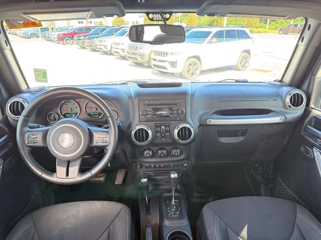 Used 2017 Jeep Wrangler Unlimited Sahara w/ Connectivity Group AWD/4WD image 12