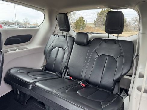 Certified 2023 Chrysler Pacifica Touring-L image 13