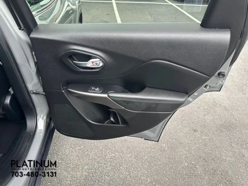 Used 2020 Jeep Cherokee Latitude Plus FWD image 20