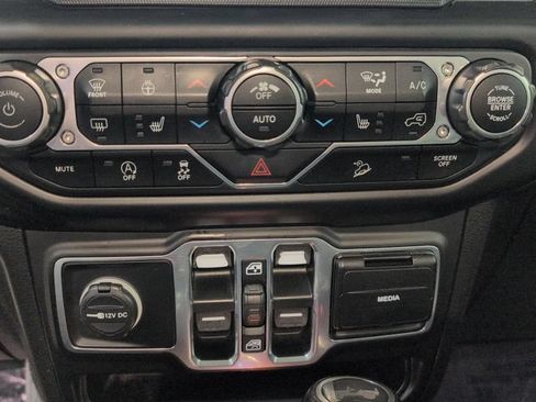 Used 2020 Jeep Wrangler Unlimited Sahara w/ Uconnect 4C Nav & Sound Group AWD/4WD image 17