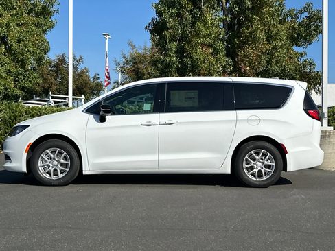 New 2026 Chrysler Voyager LX image 7