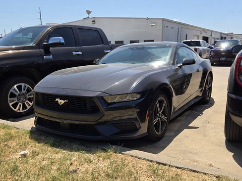 Used 2024 Ford Mustang Coupe RWD image 3