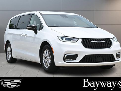 Used 2024 Chrysler Pacifica Touring-L FWD image 4