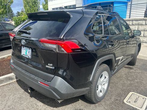 Used 2019 Toyota RAV4 LE AWD/4WD image 5