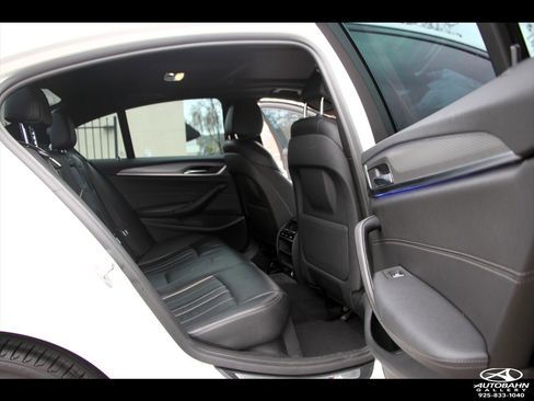 Used 2019 BMW 530e w/ M Sport Package image 36