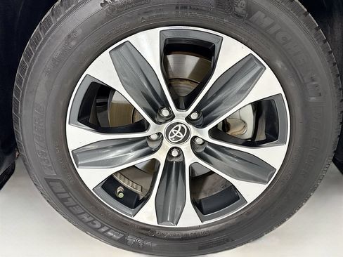Used 2022 Toyota Highlander XLE AWD/4WD image 33