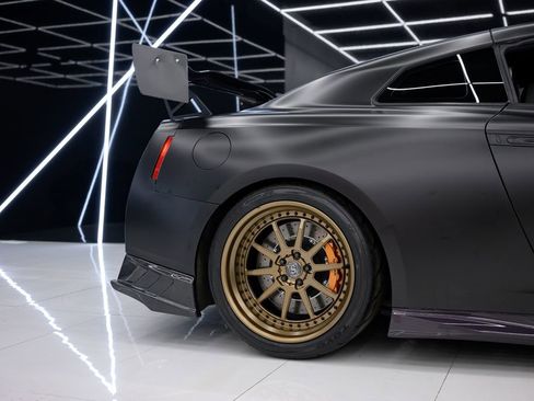 Used 2018 Nissan GT-R Premium image 13