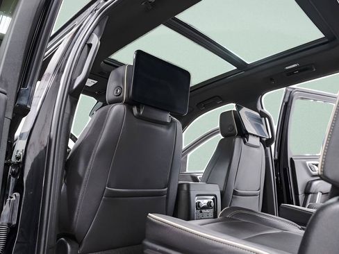 Used 2023 Chevrolet Suburban Premier w/ Advanced Technology Package AWD/4WD image 27