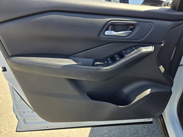 Used 2025 Nissan Rogue SV FWD image 16