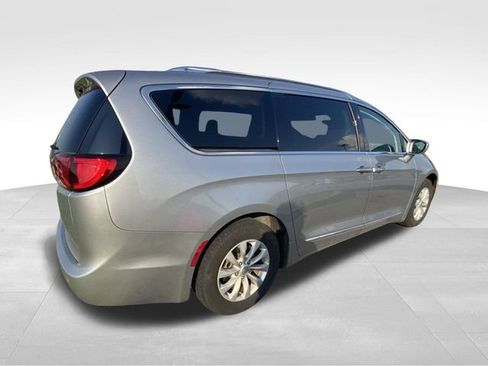 Used 2019 Chrysler Pacifica Touring-L FWD image 11