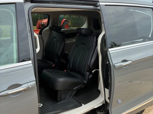 Used 2020 Chrysler Pacifica Touring-L image 20