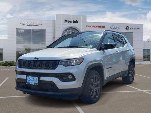 Used 2025 Jeep Compass Limited w/ Sun & Sound Group AWD/4WD image 4
