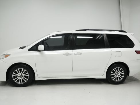 Used 2019 Toyota Sienna XLE w/ XLE Navigation Package FWD image 7