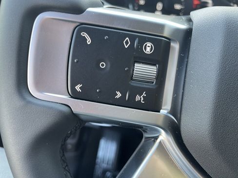 Used 2025 Land Rover Discovery S image 15