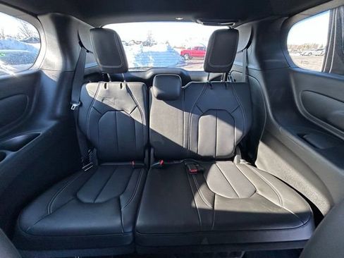 Used 2025 Chrysler Pacifica Select image 8