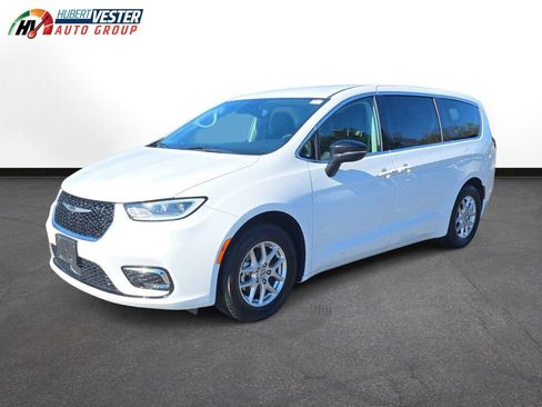 Used 2024 Chrysler Pacifica Touring-L FWD image 2