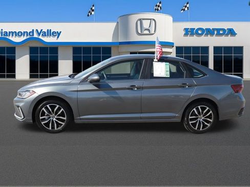 Used 2025 Volkswagen Jetta SE image 8
