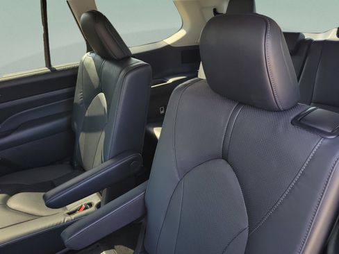 Used 2025 Toyota Grand Highlander AWD image 13