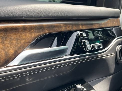Used 2022 Jeep Grand Wagoneer Series II w/ Flexible Seating Group AWD/4WD image 20