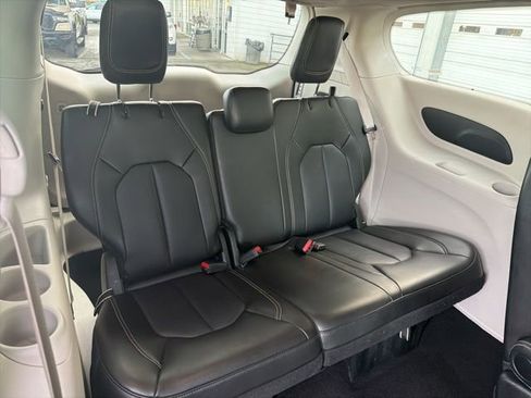 Used 2024 Chrysler Pacifica Touring-L image 15
