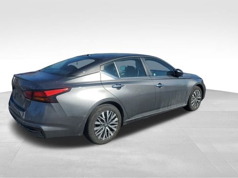 Used 2024 Nissan Altima 2.5 SV image 6