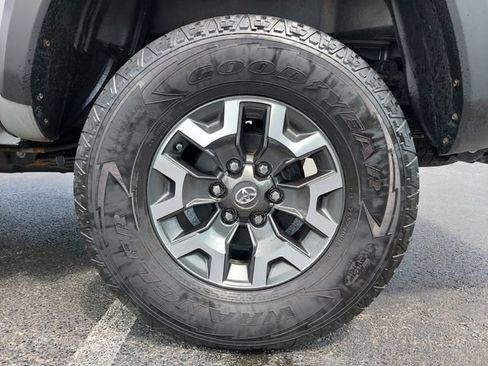Used 2019 Toyota Tacoma TRD Off-Road w/ Technology Package AWD/4WD image 36