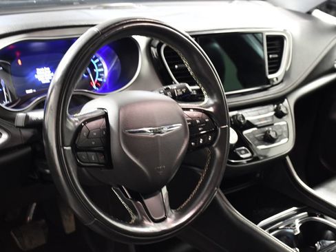 Used 2022 Chrysler Pacifica Limited w/ Uconnect Theater Family Group FWD image 13