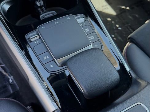 Used 2023 Mercedes-Benz GLB 250 image 30