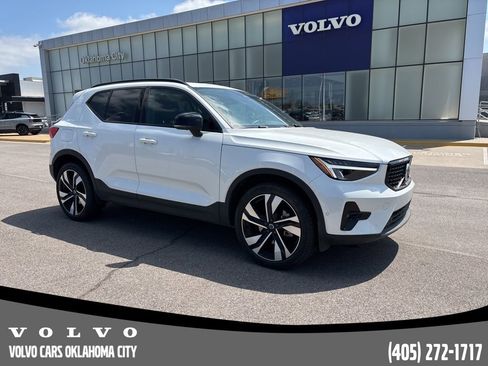 Used 2025 Volvo XC40 B5 Plus image 6
