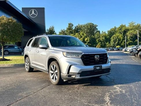Used 2025 Honda Pilot Touring image 1