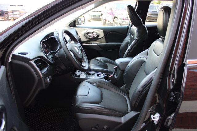 Used 2019 Jeep Cherokee Latitude Plus w/ Cold Weather Group AWD/4WD image 11