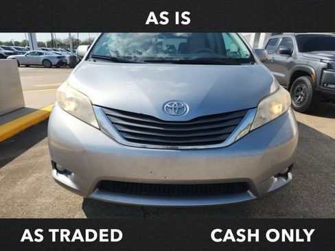 Used 2013 Toyota Sienna XLE w/ Entertainment Pkg FWD image 2