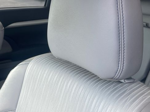 Used 2018 Toyota Highlander Plus AWD/4WD image 12