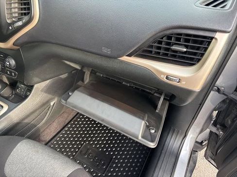 Used 2018 Jeep Cherokee Latitude w/ Cold Weather Group image 40