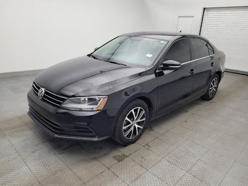 Used 2017 Volkswagen Jetta SE image 2