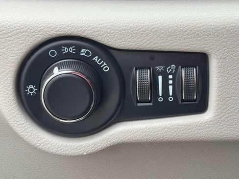Used 2022 Chrysler Voyager LX FWD image 57