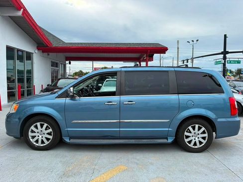 Used 2012 Chrysler Town & Country Touring-L w/ Driver Convenience Group FWD image 3