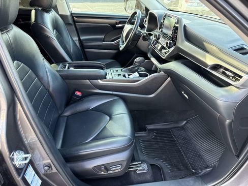 Used 2022 Toyota Highlander XLE AWD/4WD image 24